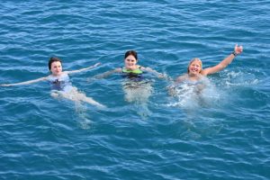 Rus turistler soğuk havaya aldırmadan denize girdi