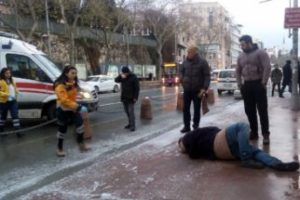 Buzdan kayan vatandaş bacağını kırdı