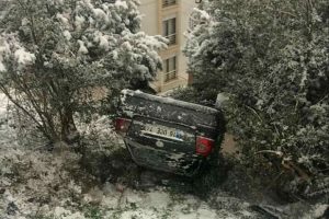 Bursa'da karda kayan otomobil zeytin bahçesine devrildi