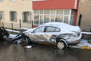Cadde buz pistine döndü, çok sayıda araç kaza yaptı!