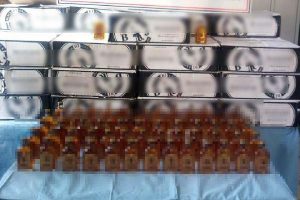 Otomobildeki 48 şişe kaçak içkiye 2 gözaltı