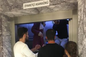 Hastanede asansör düştü!