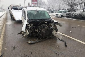Bursa'da hafif ticari araç ağaca çarptı; sürücü ile eşi yaralı