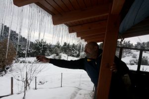 1 metrelik buz sarkıtları oluştu