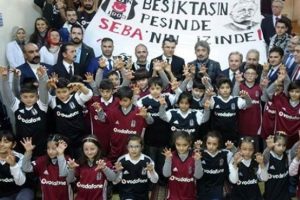 Erzurum'da öğrencilere 800 adet Beşiktaş forması dağıtıldı