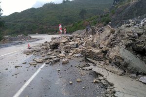 İstinat duvarı çöktü; yol trafiğe kapandı