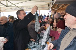 Bursa Gemlik Belediye Başkanı, pazar yerinde file dağıttı