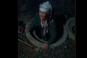 Yaşlı kadın rögar çukuruna düştü