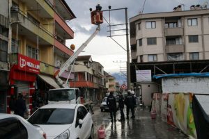 Rüzgarda çatıdan düşen kaplamalar, elektrik tellerini kopardı