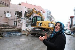 Evi yıkılan vatandaş baygınlık geçirdi