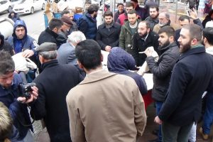 Bursa'da ücretsiz bez torbalar adeta kapışıldı