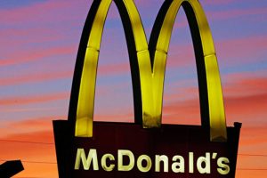 McDonald's simgesi palyaço figürü çarmıha gerildi