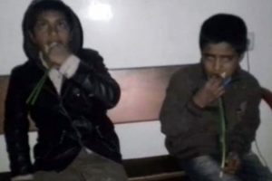 Zabıta memuru, sokak çocuklarına sattıkları çiçekleri yedirdi