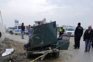 Otomobil beton mikserine çarptı: 1 ölü