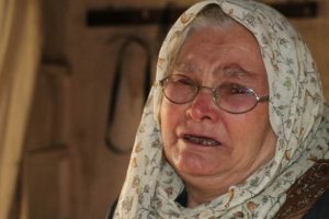 Evi küle dönen yaşlı kadın yardım bekliyor