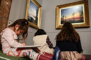 Çocukların Ayvazovski tablolarına karşı resim keyfi