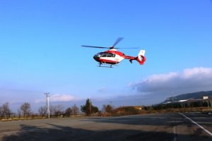 Akciğer hastası helikopter ile hastaneye getirildi