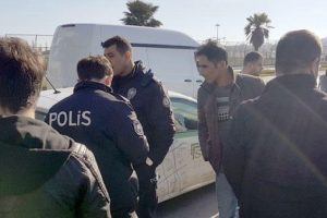 Araç kaldırımdaki liselilere çarptı