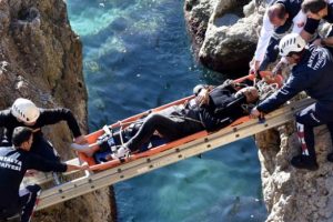 Balık tutarken 6 metre yükseklikten kayalıklara düştü