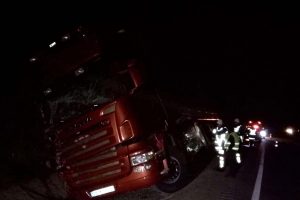 Su kanalına devrilen TIR'ın sürücüsü yaralandı