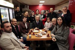 Erdoğan vatandaşlarla çay içip simit yedi