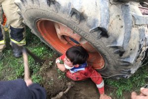Traktörün tekerinde sıkışan çocuk kurtarıldı