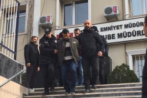 Kara çarşaflı soyguncular yakalandı