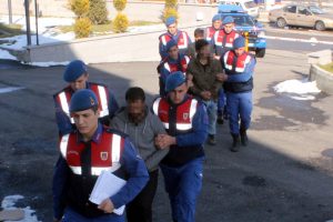 Karaman Haberleri: 70 metre fiber kablo çalan 3 kişi gözaltına alındı Karaman Haberleri: 70 metre fiber kablo çalan 3 kişi gözaltına alındı