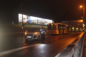 Metrobüs yoluna giren şahsa, metrobüs çarptı