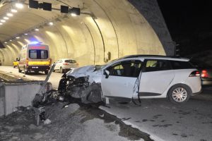 Otomobil tünel girişindeki duvara çarptı