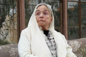 'Alzheimer'lı hastalara yemek yedirdi