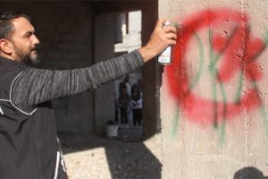 Polis duvardaki o yazıları ay yıldız ile kapattı