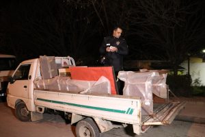 Bursa'da ev eşyalarını kamyonete yüklerken yakalandılar