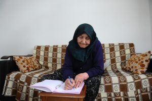 Bursa'da 88 yaşındaki kadının okuma-yazma öğrenme azmi