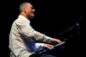 Bursa'da Kerem Görsev'le caz şöleni yaşandı