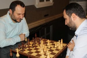 İkizlerin 3,5 saat süren satranç mücadelesi