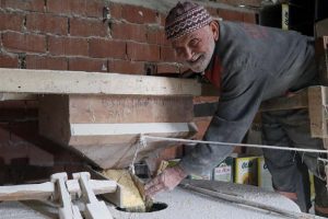 Değirmenin çarkını 64 yıldır döndürüyor