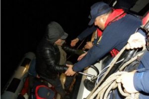 Karaya oturan teknede mahsur kalanlar kurtarıldı