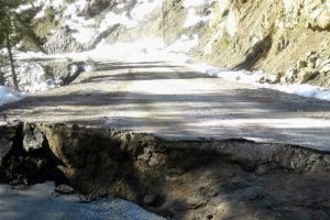 Feke'de yol çöktü, köyle irtibat kesildi