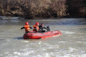 Otomobil dereye uçtu iddiası