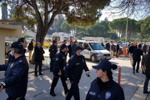 Balıkesir Adliyesi'nde gaz sızıntısı: Çok sayıda kişi hastaneye kaldırıldı