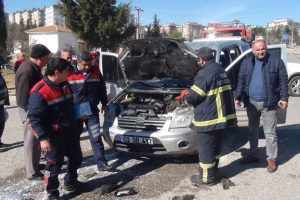 Hafif ticari araç seyir halinde alev aldı