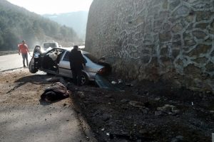 Otomobil istinat duvarına çarptı: Baba ve oğlu yaralı