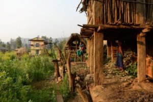 Nepal'de 'adet kulübesinde' ateş yakan kadın, dumandan zehirlenerek öldü