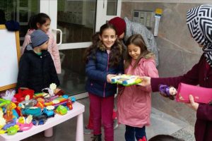Minik Zeynep yetimler için oyuncaklarını sattı