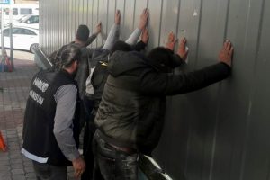 Narkotik polisinden okullar bölgesinde uyuşturucu denetimi