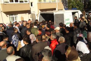 Kırmızıda geçen kamyonun çarpmasıyla yaralanan Tunç, kurtarılamadı
