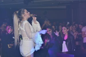 Merve Özbey Bursa'da sahnede: Biz sanatçıların yanından bile geçemeyiz