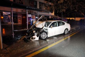 Kontrolden çıkan otomobil otobüs durağına durağa girdi!
