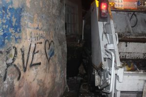 Temizlik işçisi çöp kamyonetinin altında kaldı